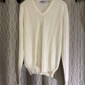 Vtg 70s-80s Pebble Beach Sportswear Large Vneck cable knit pullover ecru sweatr